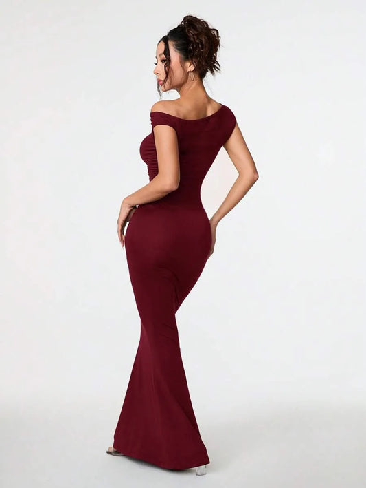 SHEIN PETITE فستان برغندي بكتف مائل وتصميم غير متماثل وذيل سمكة طويل