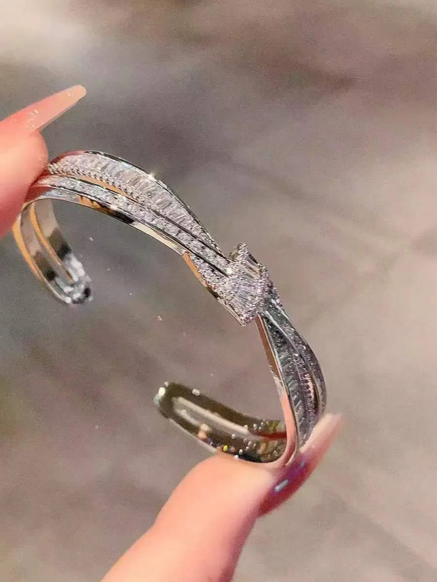 SHEIN مجوهرات زركونيا مكعبة بتصميم شريطي غير متماثل قطعة واحدة