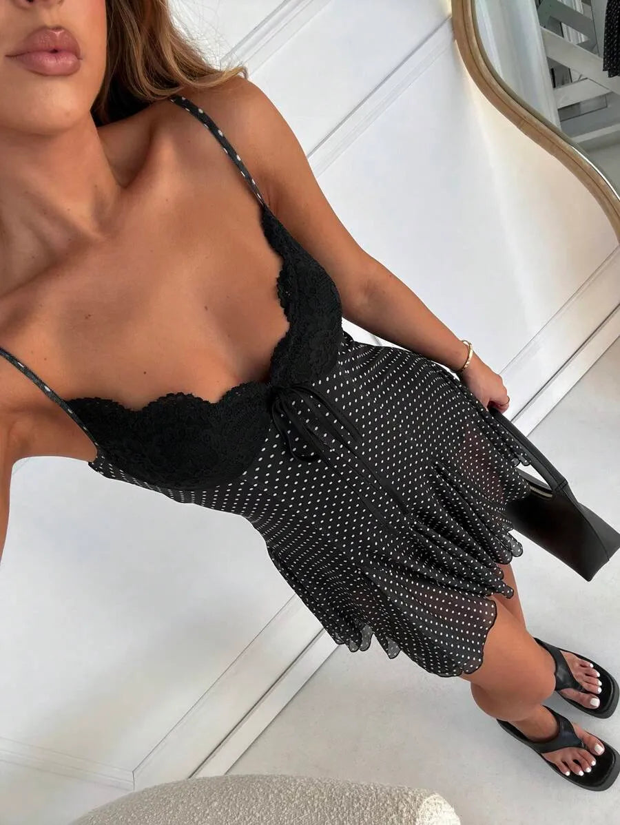 SHEIN EZwear فستان أسود ميني ضيق بحمالات رفيعة ونقاط سوداء وبفتحعات جانبية وتفاصيل