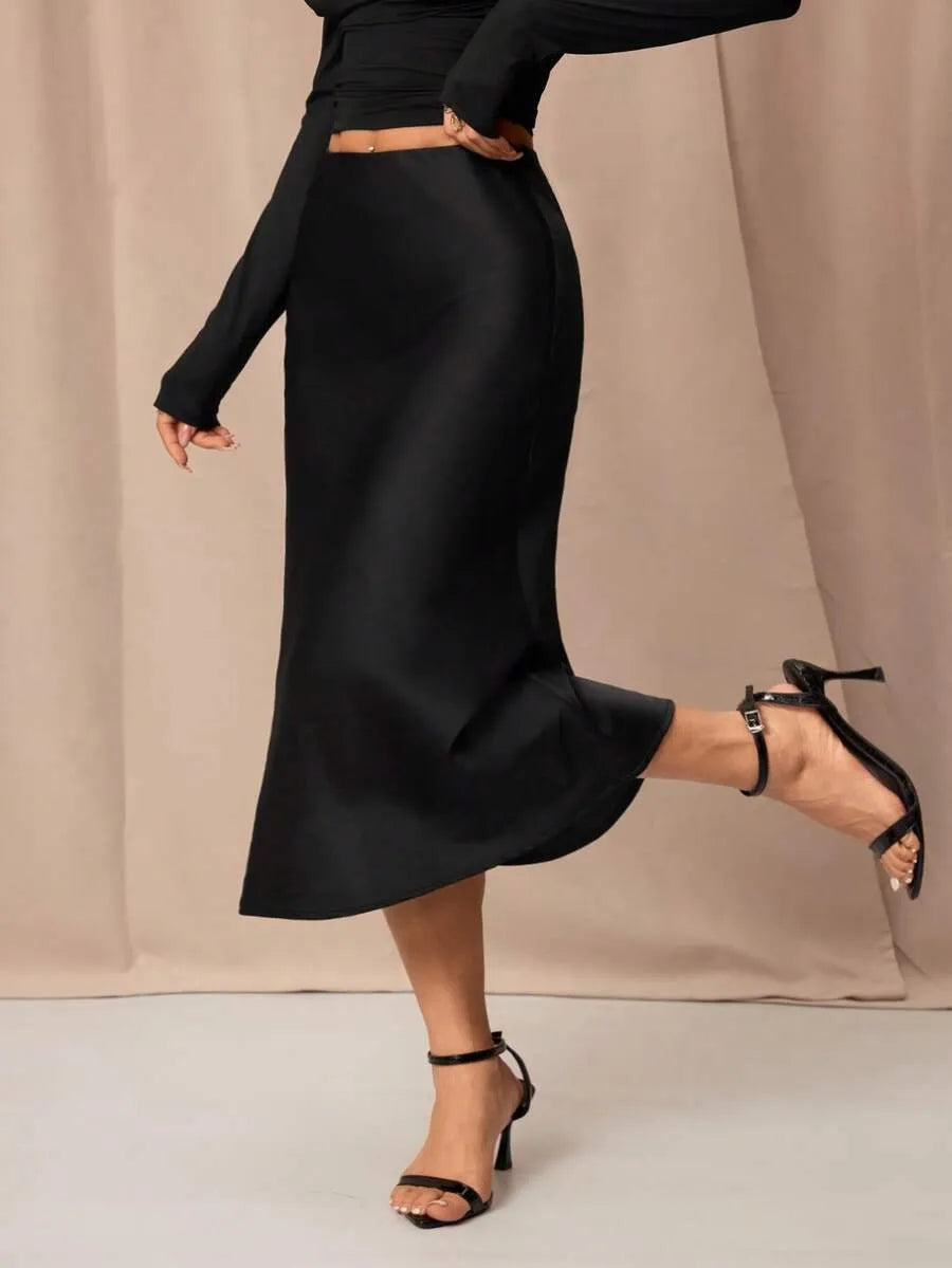 SHEIN PETITE تنورة ساتان سوداء أنيقة بخصر عالٍ وقصة ميدسي