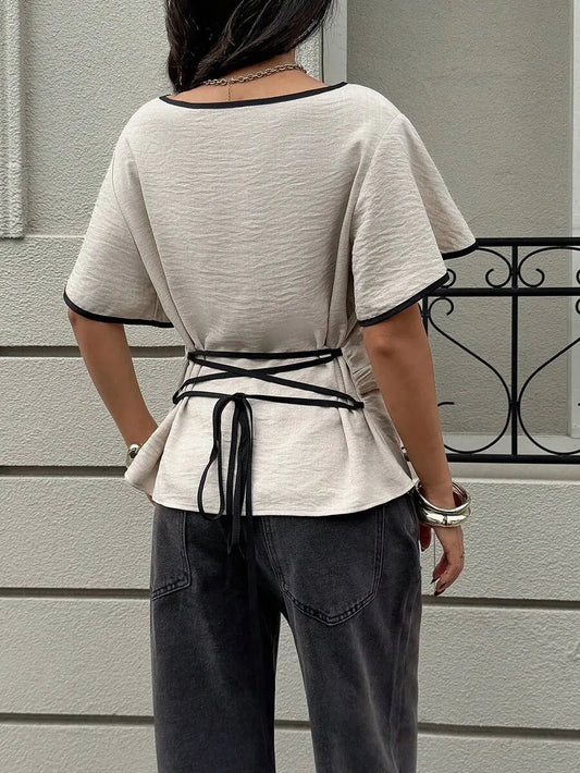 SHEIN Siren Gaze قميص نسائي بأكمام قصيرة وحافة متباينة باللونين الأسود والبيج