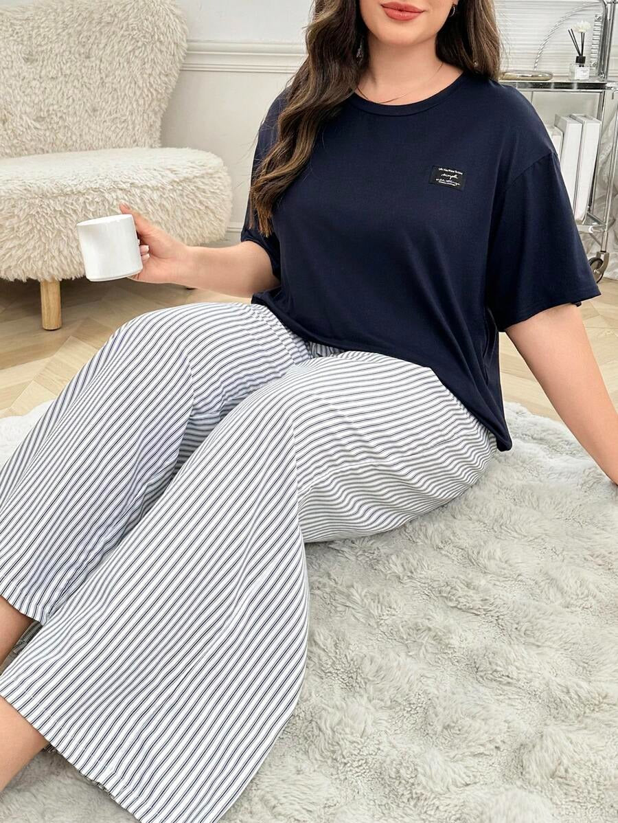 SHEIN طقم بيجاما بحجم كبير بطبعة حرفية وبنطال مخطط لون أزرق