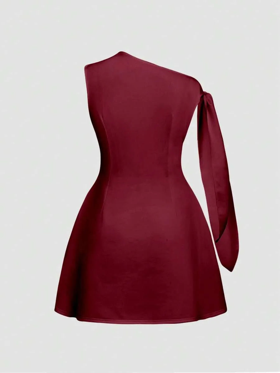 SHEIN فستان عنابي ميني واسع بكتف مائل وبدون أكمام وتصميم غير متماثل