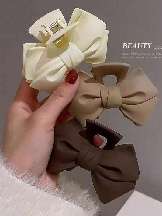 SHEIN مشبك شعر بنقشة فراشة ناعمة