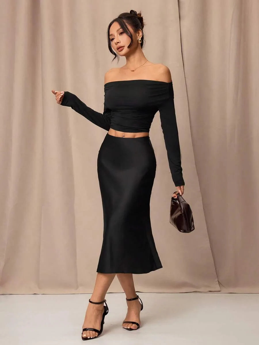 SHEIN PETITE تنورة ساتان سوداء أنيقة بخصر عالٍ وقصة ميدسي