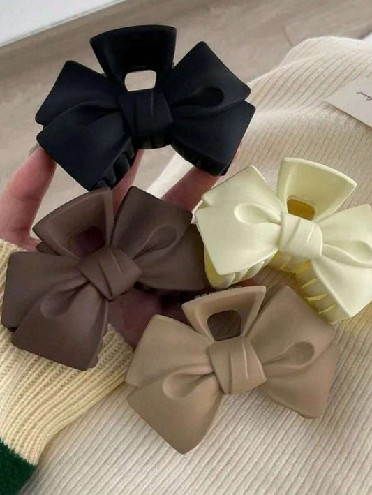 SHEIN مشبك شعر بنقشة فراشة ناعمة
