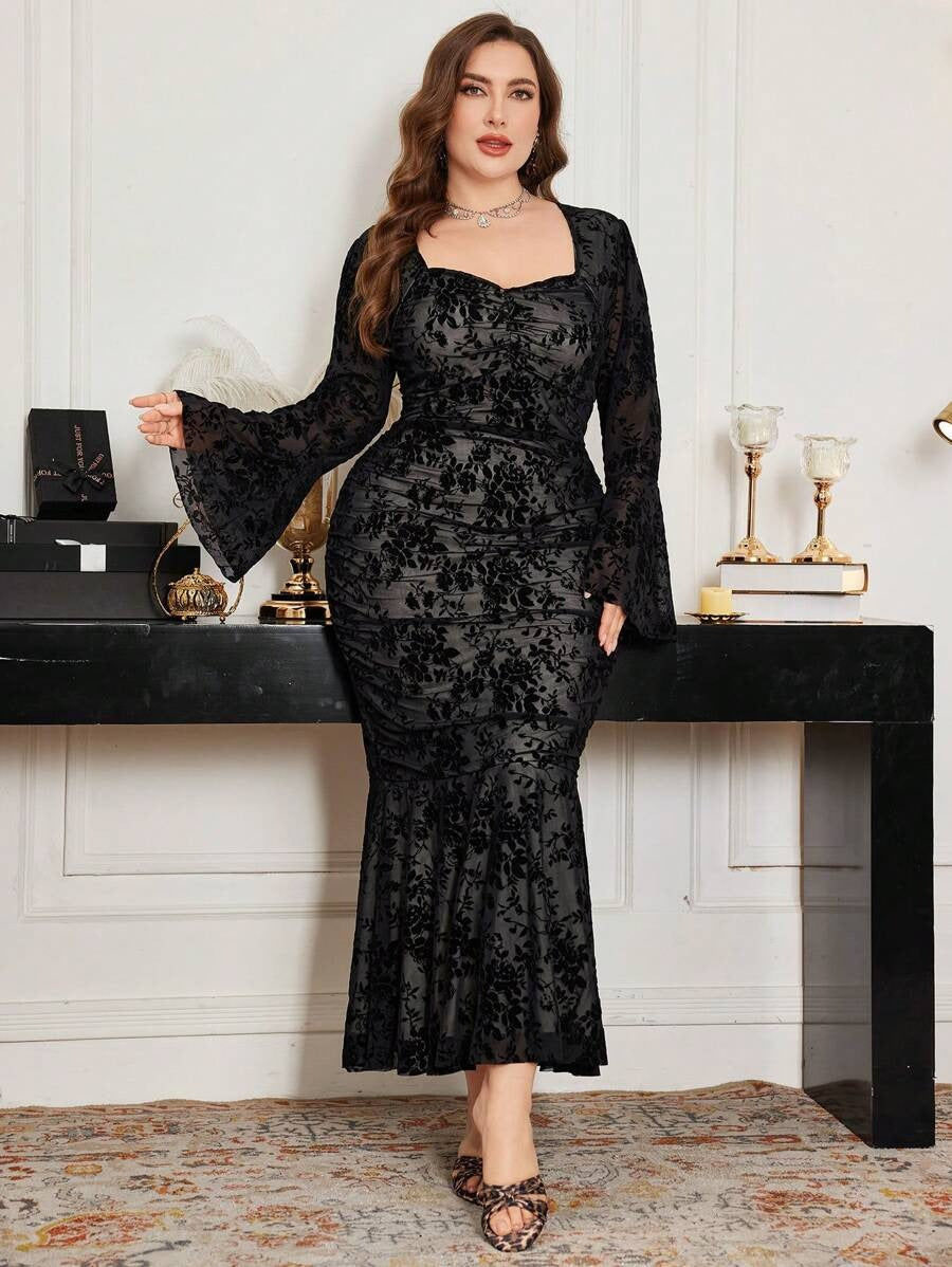 SHEIN فستان دانتيل أسود ضيق بأكمام طويلة متسعة