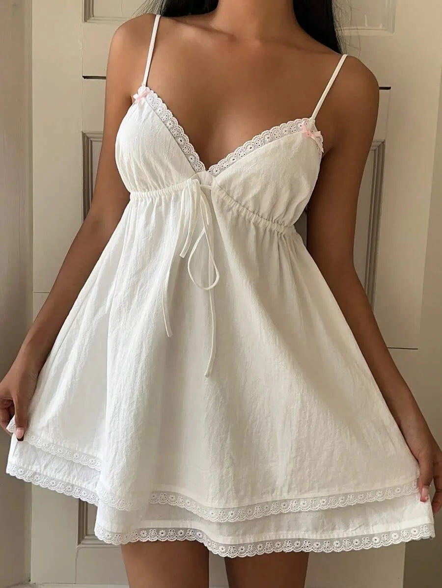SHEIN EZwear فستان أبيض ميني واسع بحمالات رفيعة وتفاصيل دانتيل وفيونكة