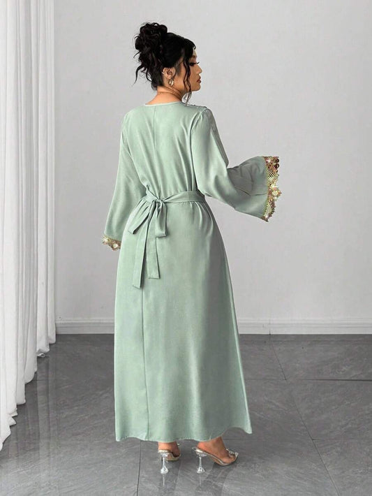 SHEIN PETITE CURVE فستان طويل مزين بالدانتيل الأنيق باللون الأخضر