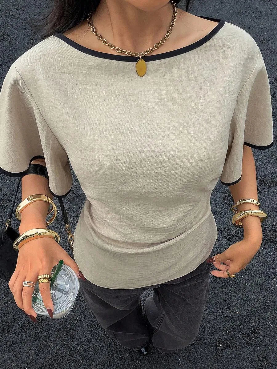 SHEIN Siren Gaze قميص نسائي بأكمام قصيرة وحافة متباينة باللونين الأسود والبيج