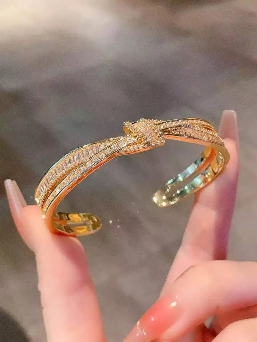 SHEIN مجوهرات زركونيا مكعبة بتصميم شريطي غير متماثل قطعة واحدة