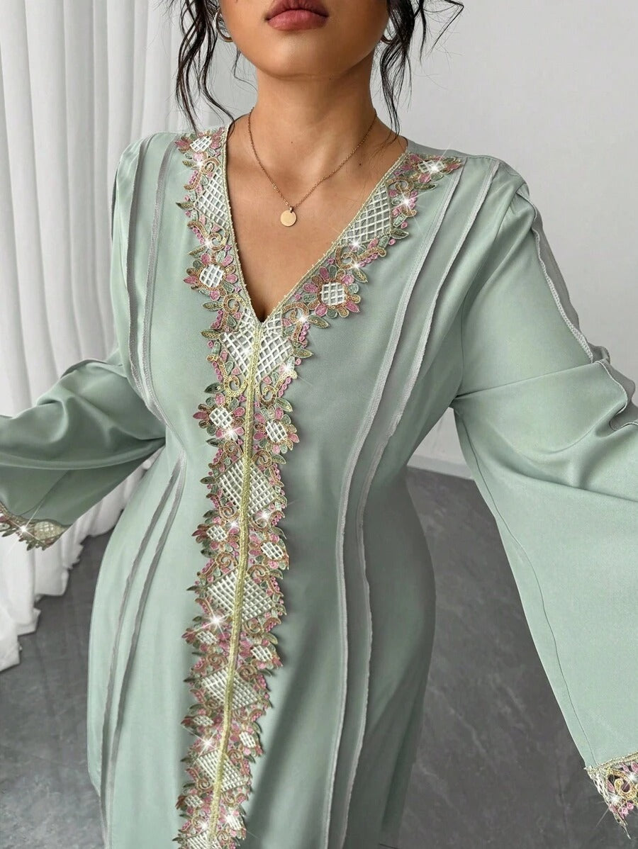 SHEIN PETITE CURVE فستان طويل مزين بالدانتيل الأنيق باللون الأخضر