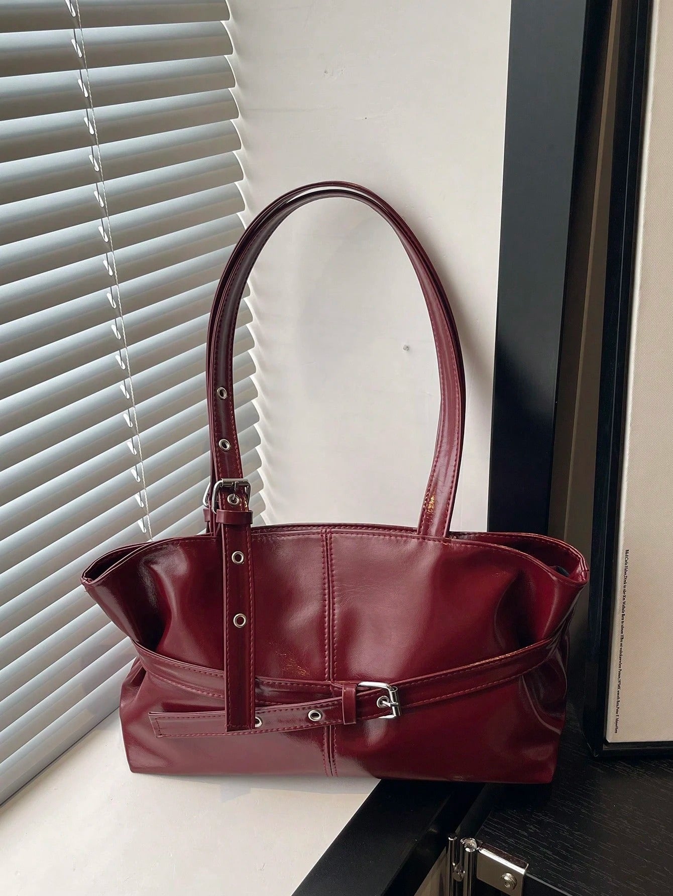 SHEIN حقيبة كتف نسائية جلد مشمع أحمر عتيق بسعة كبيرة وسحاب