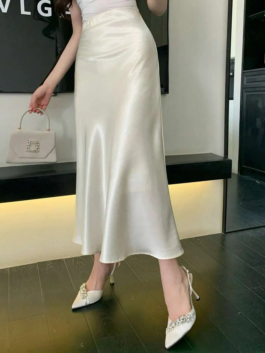 SHEIN DAZY تنورة ساتان حريرية أنيقة بخصر مطاطي وقصة انسيابية من