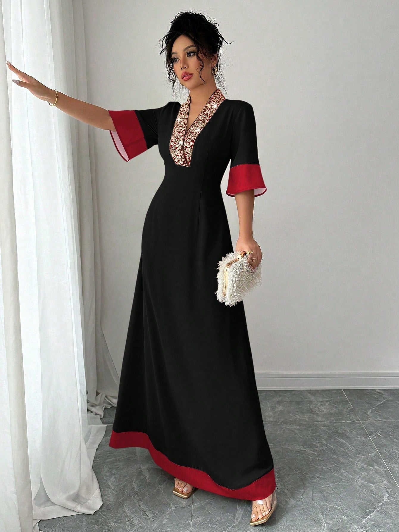 SHEIN Rafferiza  Vفستان  بياقة وتنورة بطيات خصر مزينة بتطريز زهري