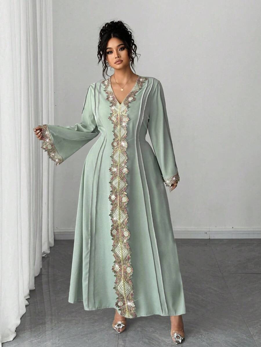 SHEIN PETITE CURVE فستان طويل مزين بالدانتيل الأنيق باللون الأخضر