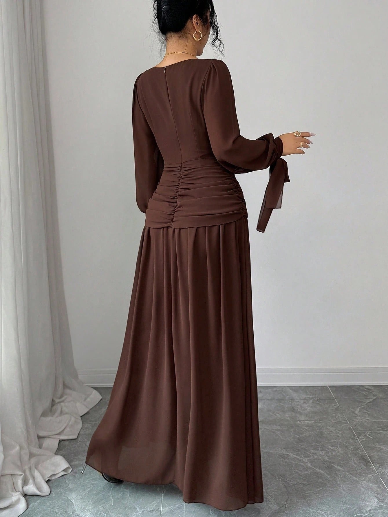 SHEIN Elenzga فستان شيفون بني أنيق بأكمام فانوس وطوق مكشكش وربطة خصر