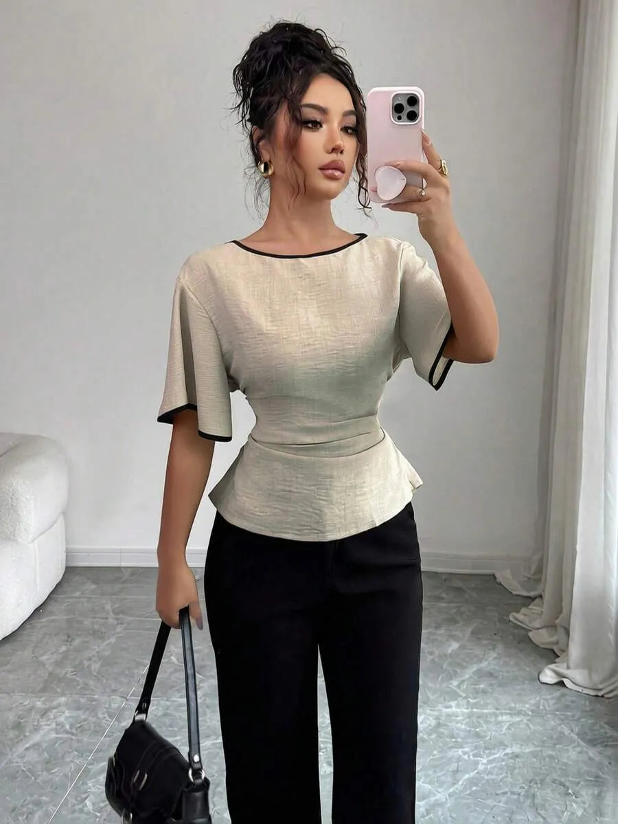 SHEIN Siren Gaze قميص نسائي بأكمام قصيرة وحافة متباينة باللونين الأسود والبيج