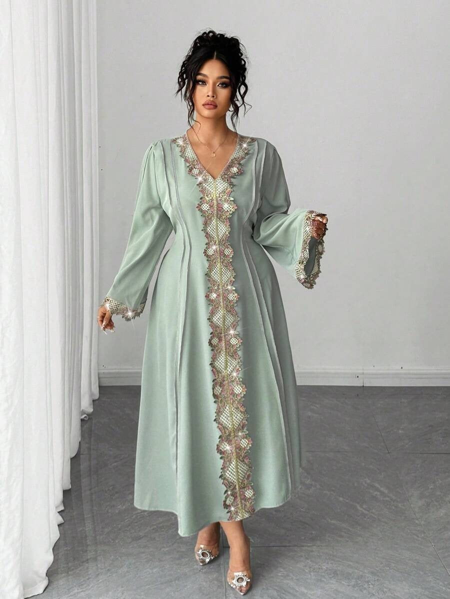 SHEIN PETITE CURVE فستان طويل مزين بالدانتيل الأنيق باللون الأخضر