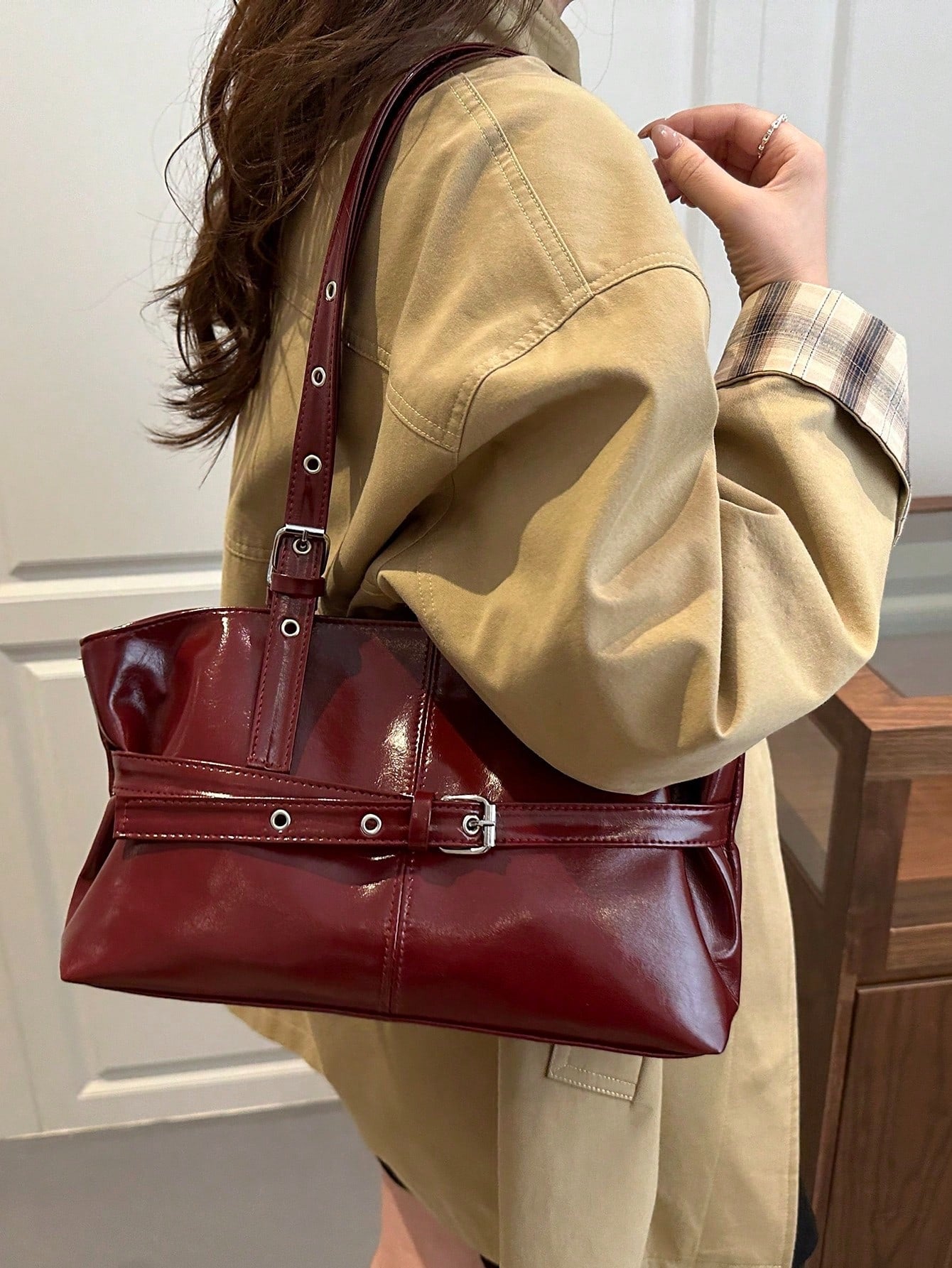 SHEIN حقيبة كتف نسائية جلد مشمع أحمر عتيق بسعة كبيرة وسحاب