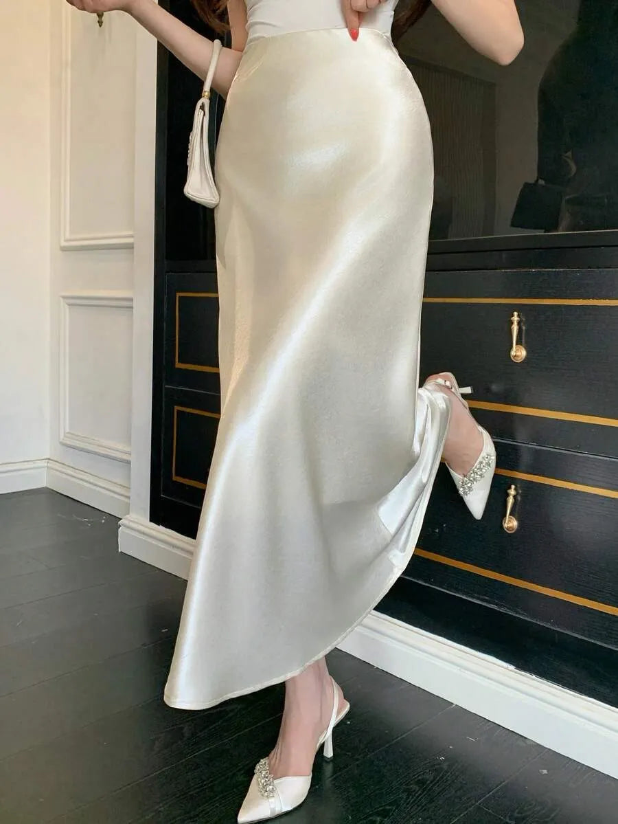 SHEIN DAZY تنورة ساتان حريرية أنيقة بخصر مطاطي وقصة انسيابية من