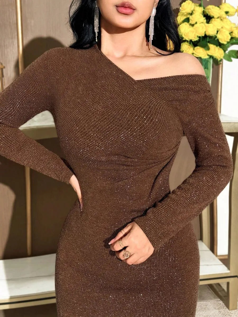 SHEIN Modelyn فستان طويل ضيق بياقة غير متماثلة وثنيات بلون بني