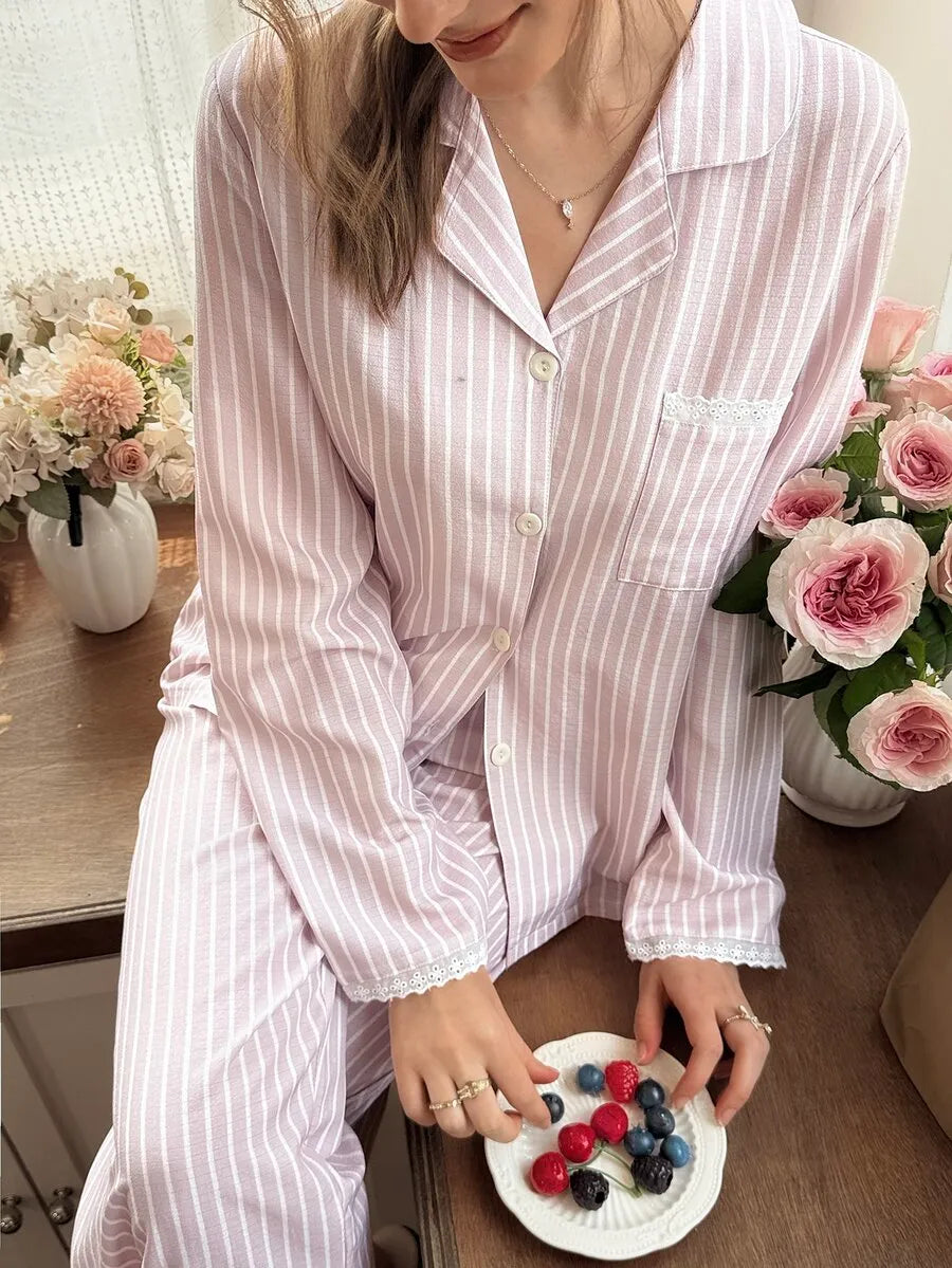 SHEIN Snug Reverie طقم بيجامة قطعتين مخطط بياقة كارديجان وحافة دانتيل بلون وردي فاتح