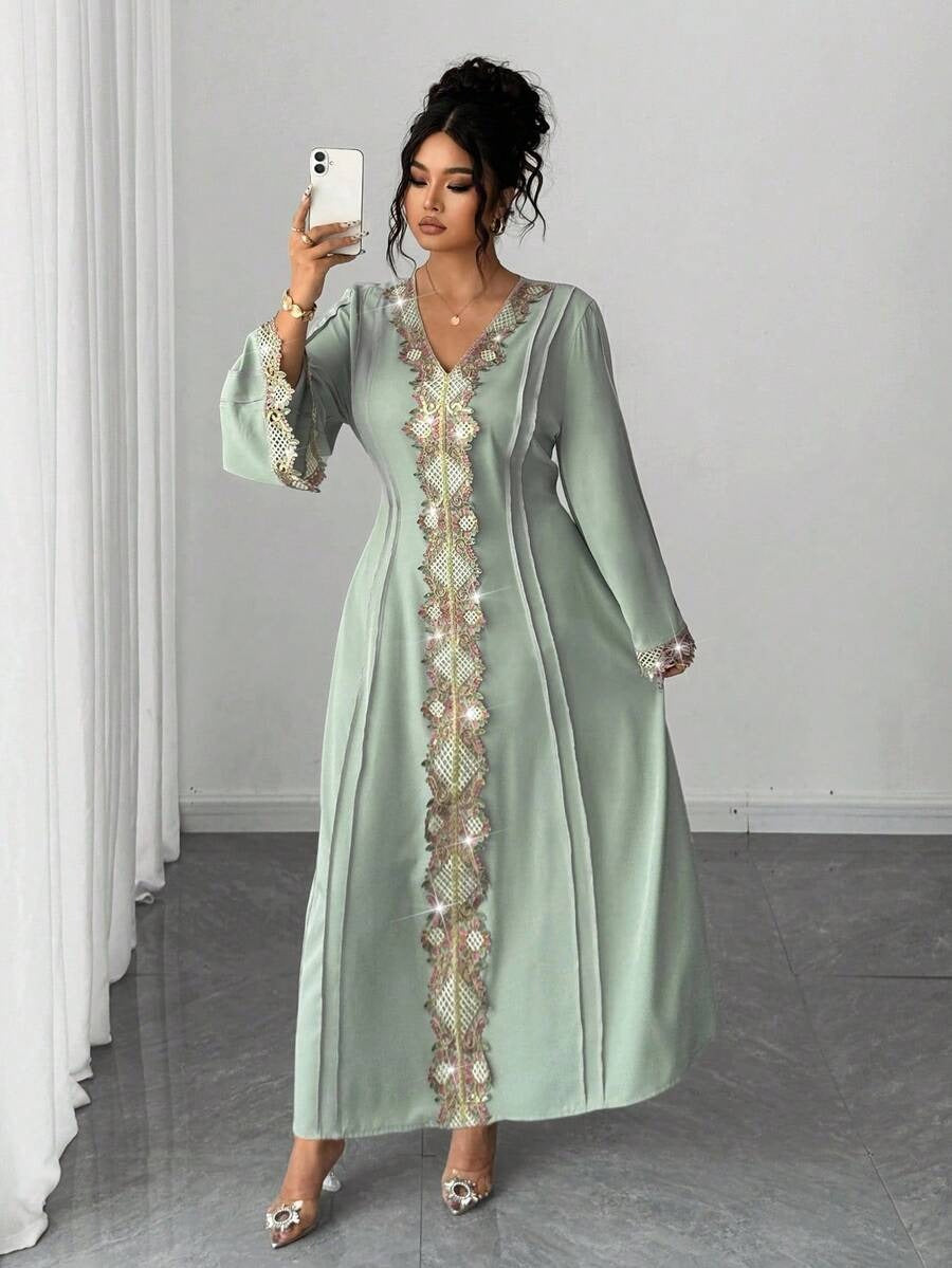 SHEIN PETITE CURVE فستان طويل مزين بالدانتيل الأنيق باللون الأخضر