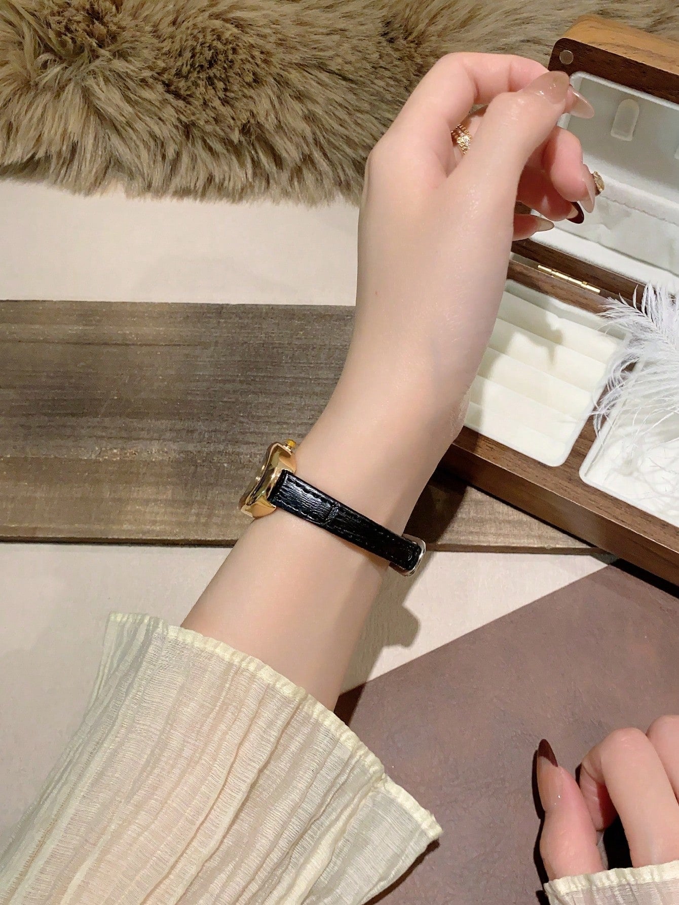 SHEIN ساعة يد نسائية كوارتز بإطار بيضاوي وأرقام رومانية