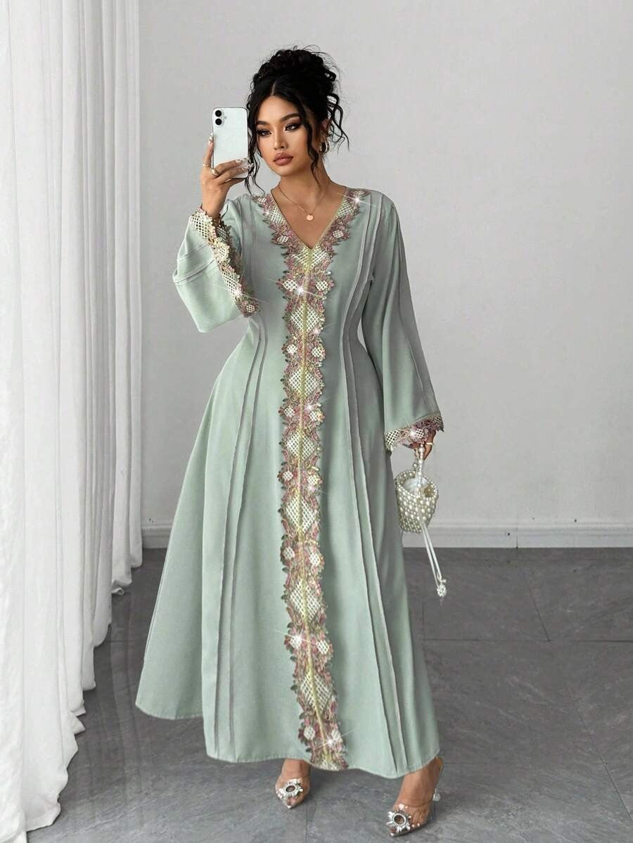 SHEIN PETITE CURVE فستان طويل مزين بالدانتيل الأنيق باللون الأخضر