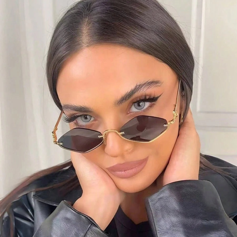 SHEIN نظارة شمس بتصميم ماسي بنص إطار ذهبي/رمادي
