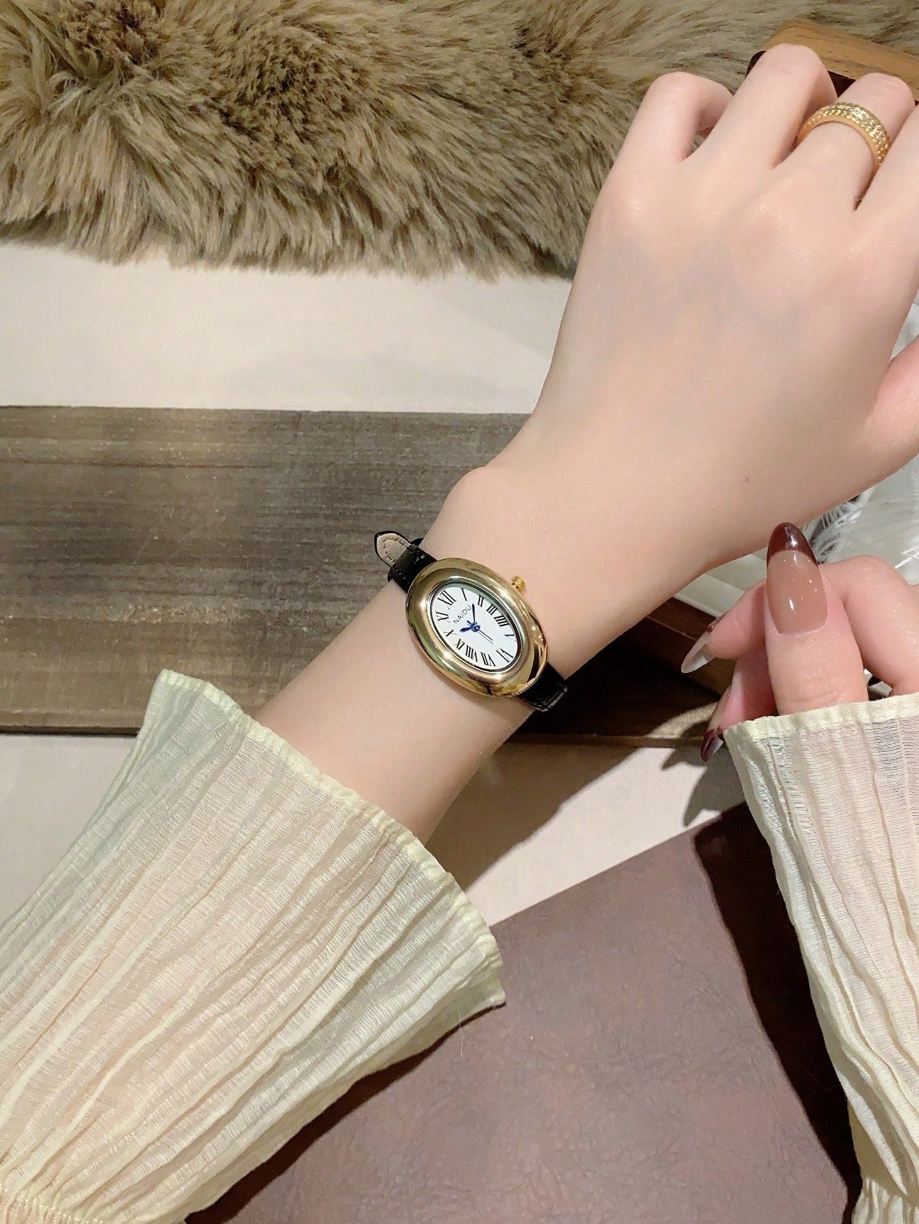 SHEIN ساعة يد نسائية كوارتز بإطار بيضاوي وأرقام رومانية