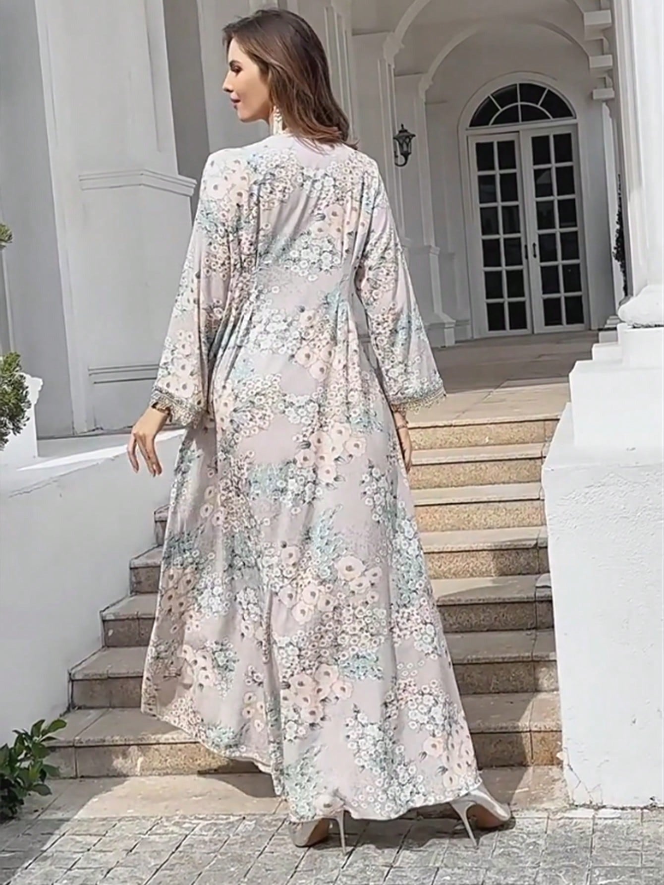 SHEIN  Vفستان عباية طويل الأكمام بطباعة زهور برقبة مزين برصاصات معدنية
