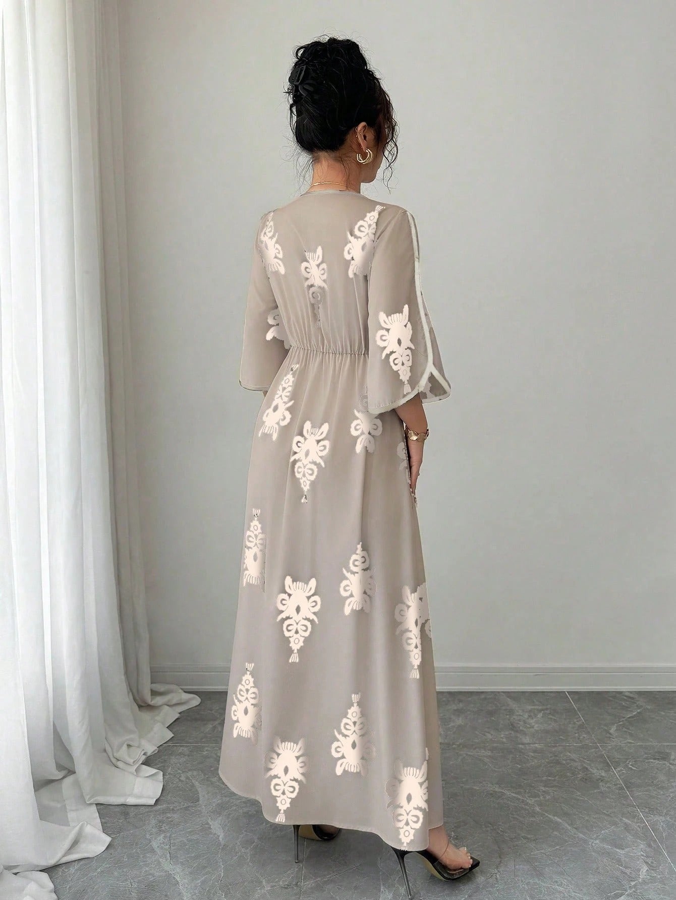 SHEIN Rafferiza فستان كاجوال طويل مطبوع بجرافيك بأكمام طويلة