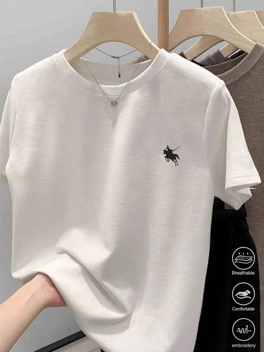 SHEIN تي شيرت نسائي بأكمام قصيرة وياقة دائرية مطرز بطبعة فارس بلون أبيض