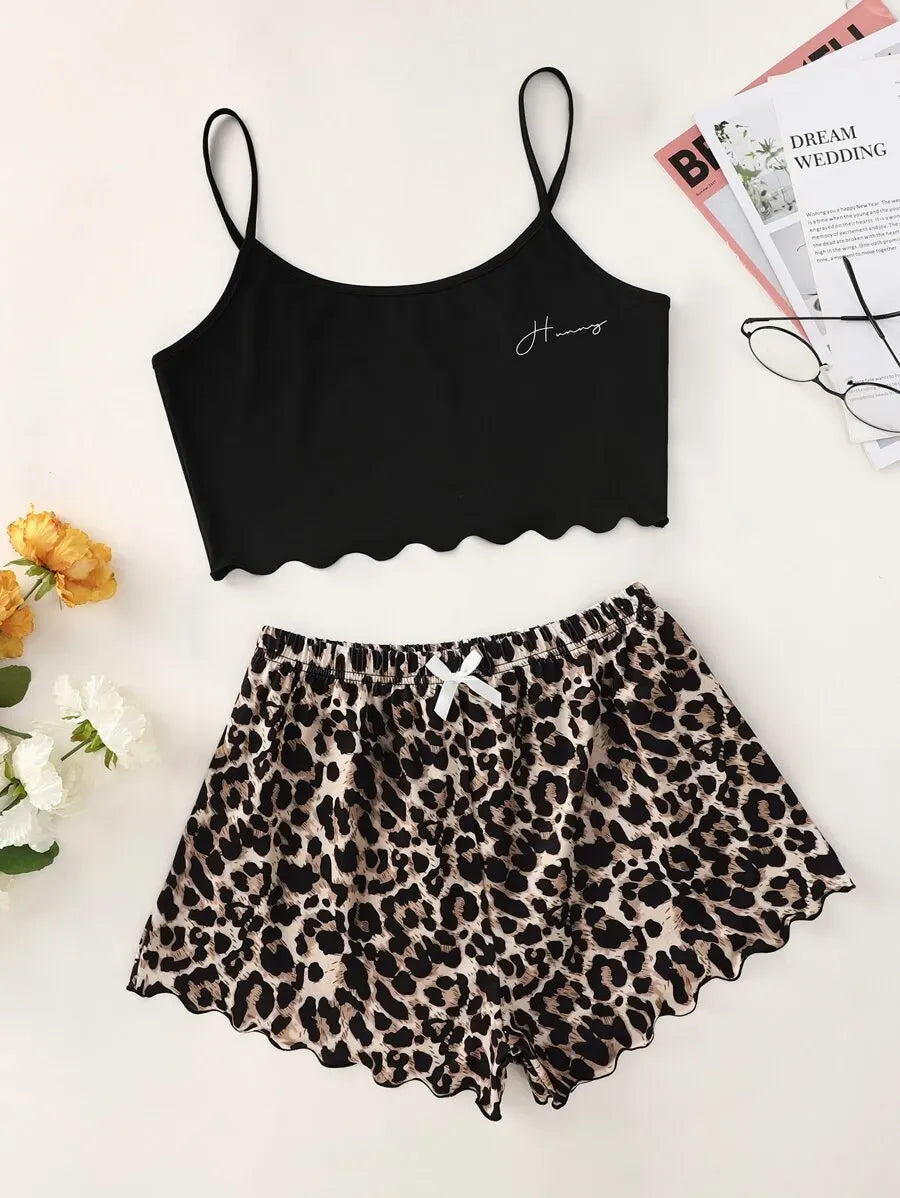 SHEIN طقم قطعتين بيجاما بتوب بحمالات وشورت بطبعة نمر وحروف متعدد الألوان