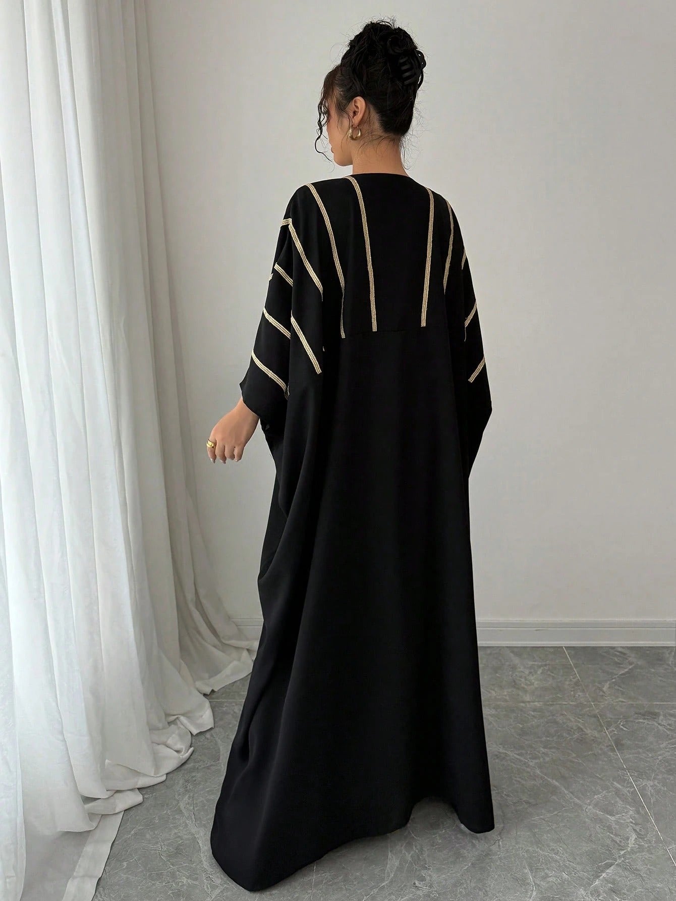 SHEIN Rafferiza  Vفستان مكسي بياقة وخط ذهبي من الدانتيل عند الخصر