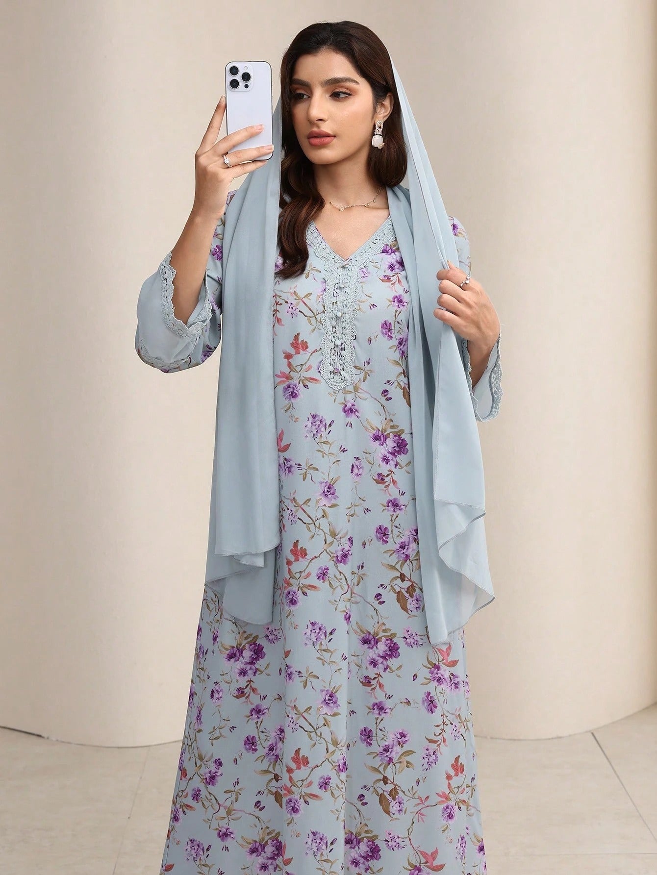 SHEIN Yasmyna  Vفستان شيفون وردي بياقة بطبعة زهرية مع وشاح
