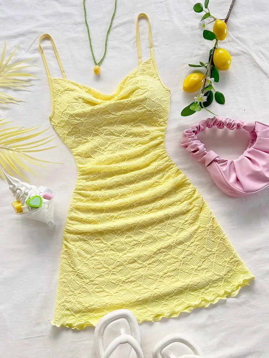 SHEIN Soleia فستان أصفر ميني ضيق بحمالات رفيعة وتفاصيل بظهر مكشوف وثنيات