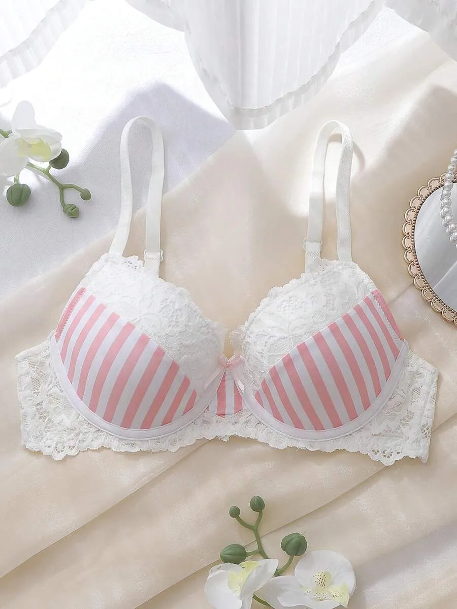 SHEIN DelicateAllure حمالة صدر سلكية بوش أب مزينة بالدانتيل