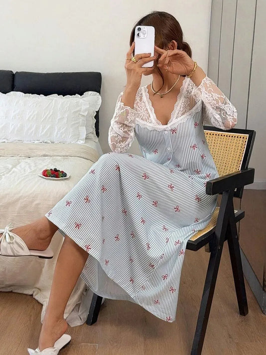 SHEIN Napfluff فستان نوم ماكسي بلون أزرق فاتح مخطط بدانتيل وفيونكة وأكمام طويلة