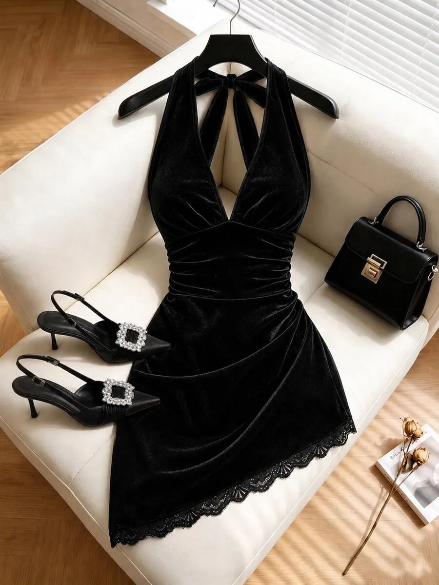 SHEIN GlowEve فستان مخملي ميني بحمالات رفيعة وياقة رسن وظهر مكشوف وحافة دانتيل غير متماثلة بلون أسود