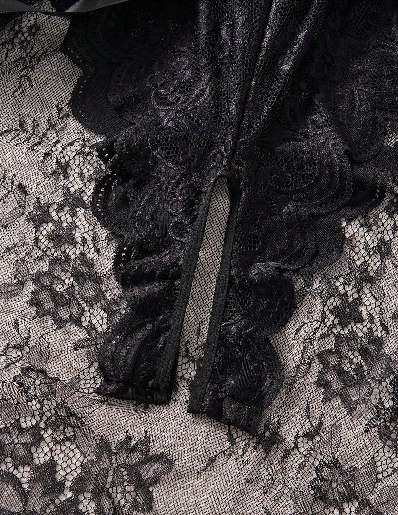 SHEIN بدلة نوم من الدانتيل والتطريز الناعم بقماش مرن