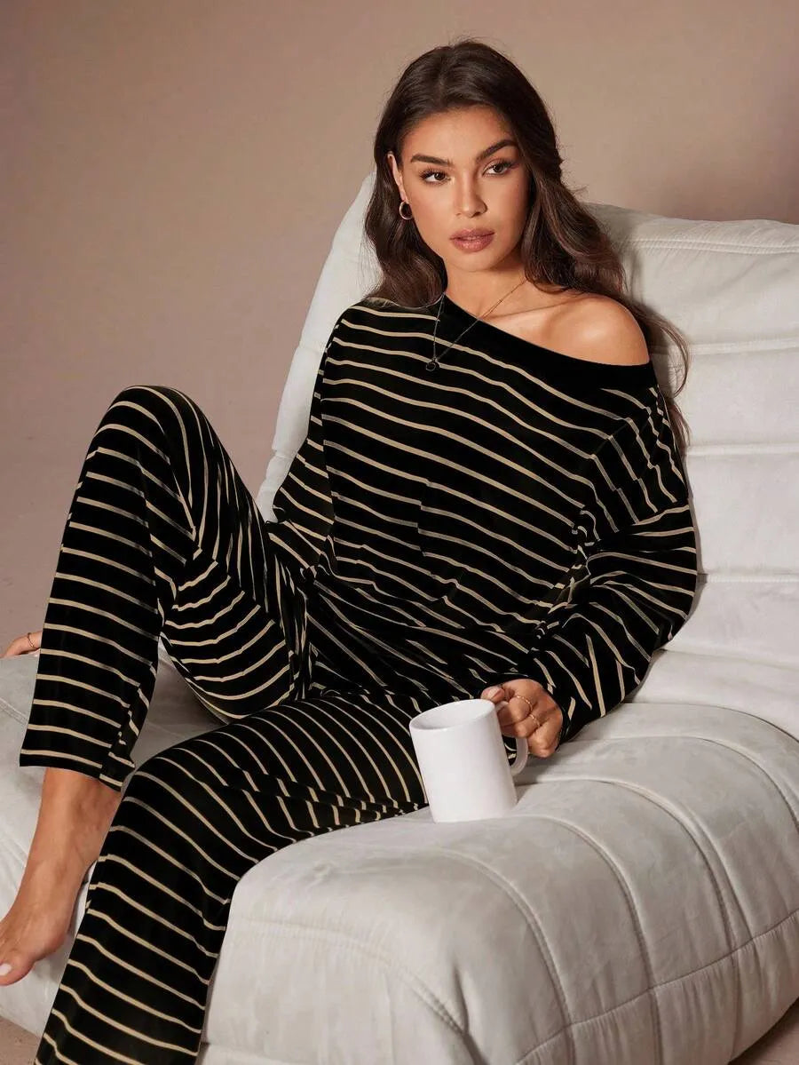 SHEIN Lazeform طقم بيجامة قطعتين بأكمام طويلة وكتف مكشوف بخطوط مائلة بلون أسود