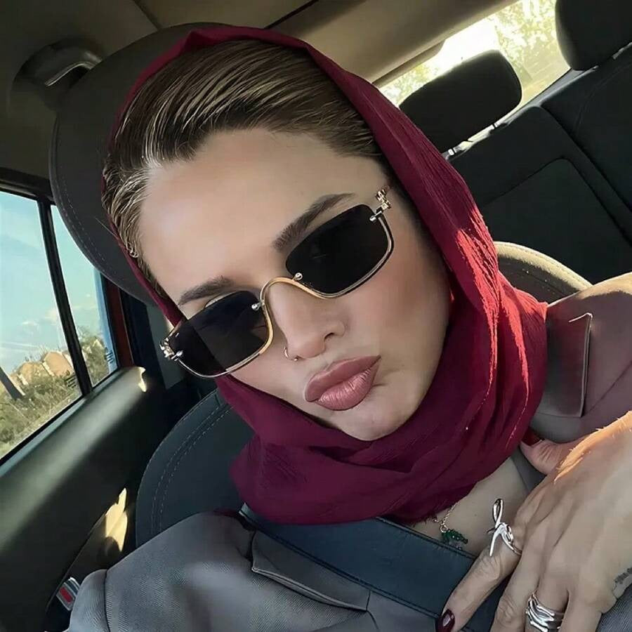 SHEIN نظارة شمس بتصميم ماسي بنص إطار ذهبي/رمادي