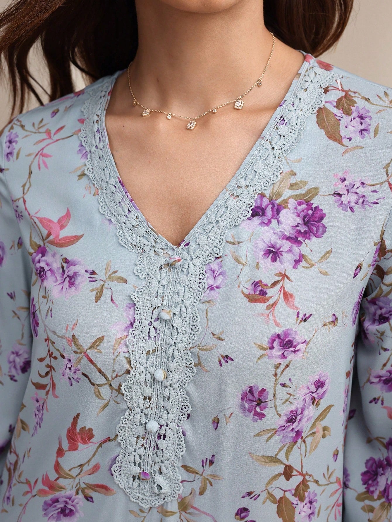 SHEIN Yasmyna  Vفستان شيفون وردي بياقة بطبعة زهرية مع وشاح