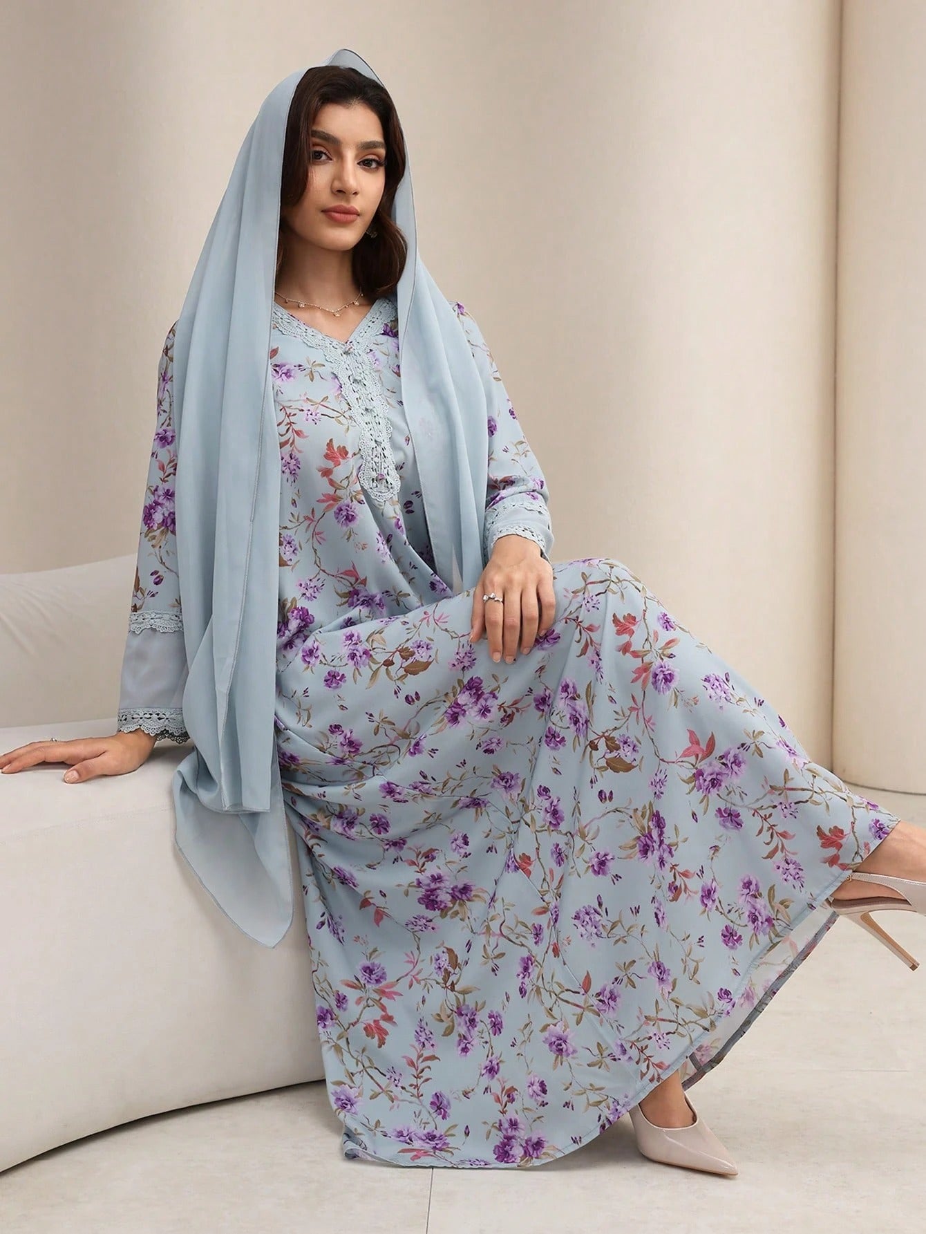 SHEIN Yasmyna  Vفستان شيفون وردي بياقة بطبعة زهرية مع وشاح