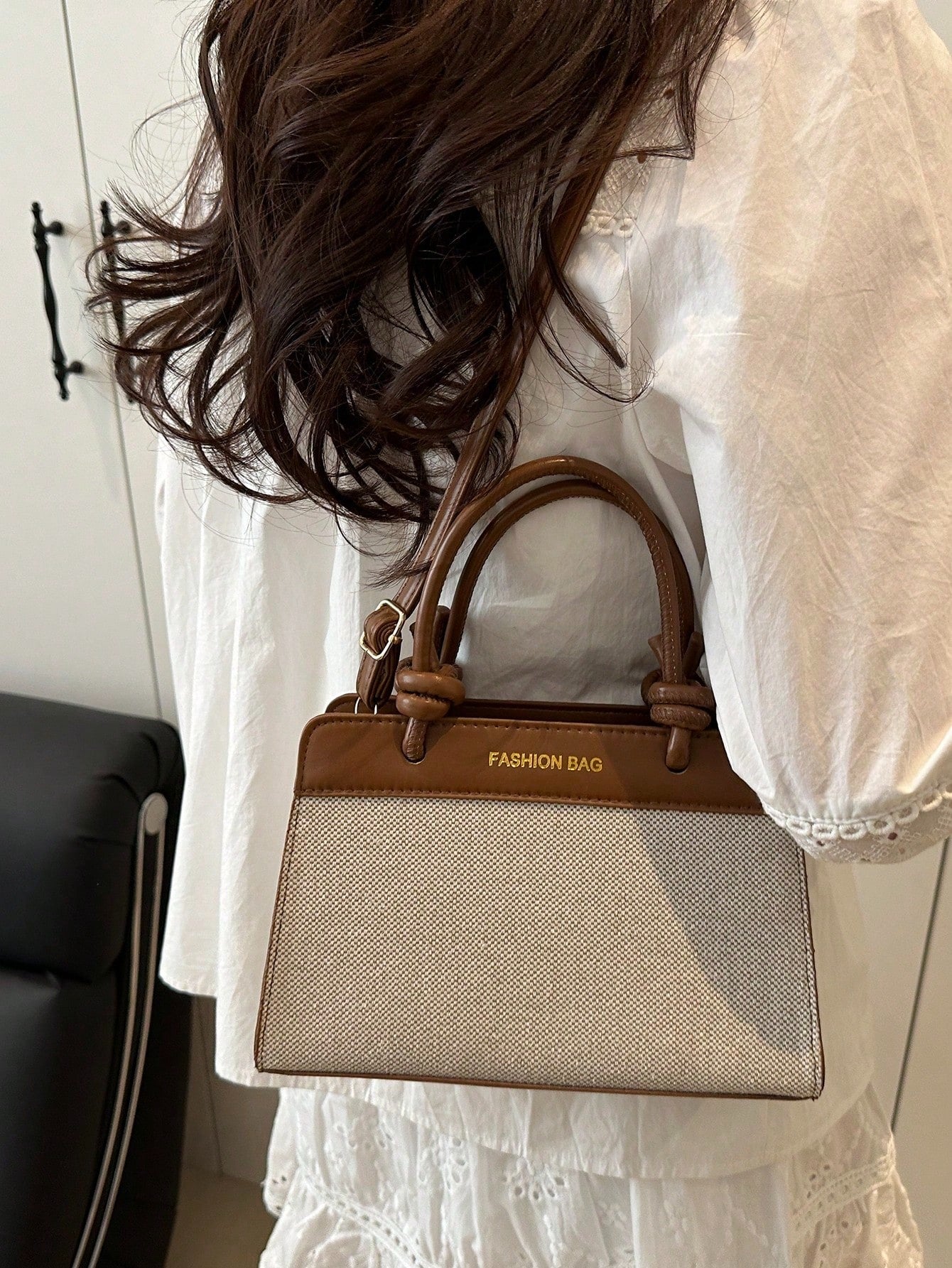 SHEIN حقيبة كتف نسائية يدوية بتصميم ألوان متداخلة سعة كبيرة