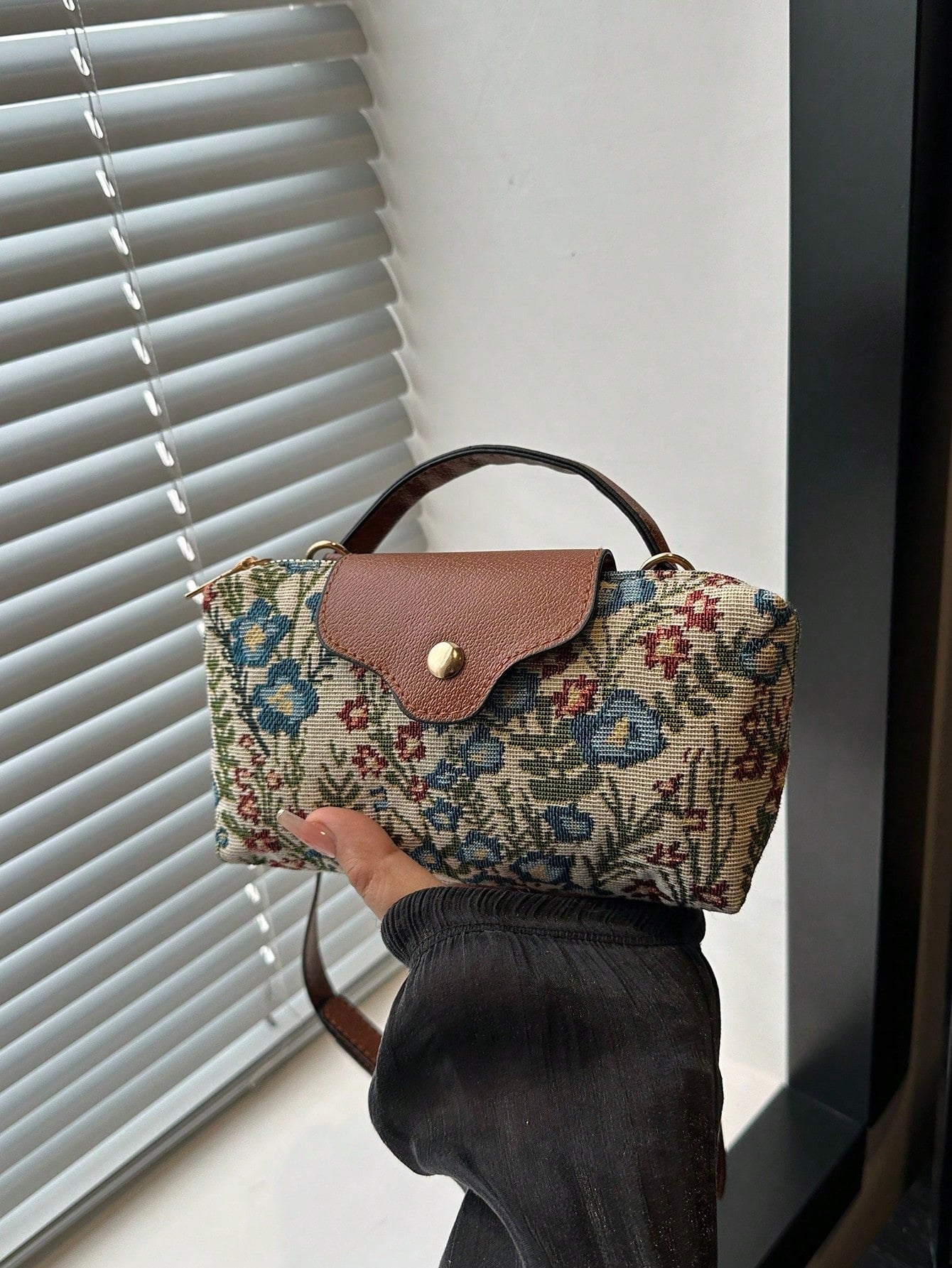 SHEIN حقيبة يد صغيرة مربعة نسائية كروس بودي بلون واحد
