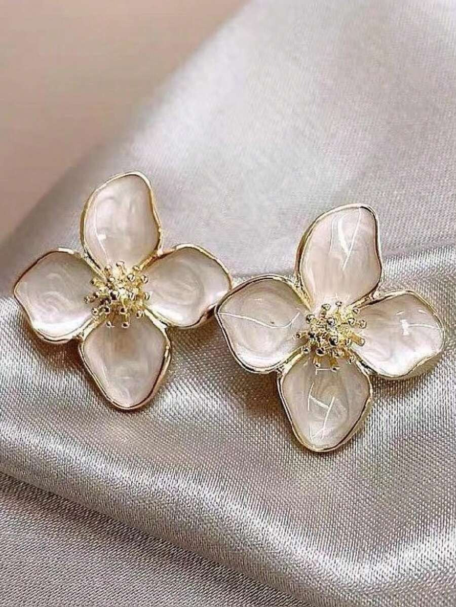 SHEIN  زوج أقراط الفراشة الزهرية